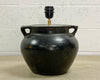 ne très belle lampe de poterie au charme rustique. La lampe a un motif de fer à cheval sur le dessus du pot et une corde originale encore attachée.