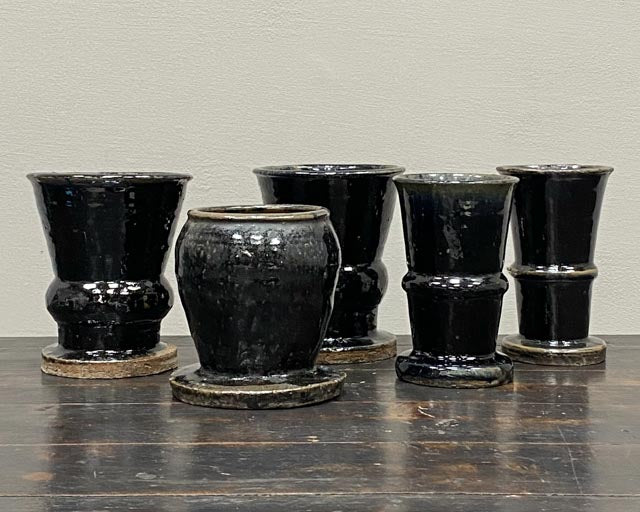 Grands pots Chinois anciens émaillés avec pieds larges - SERES Collection